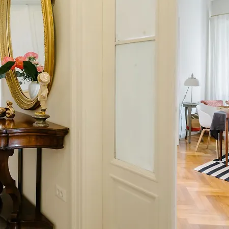 Peacock 아파트 스플리트